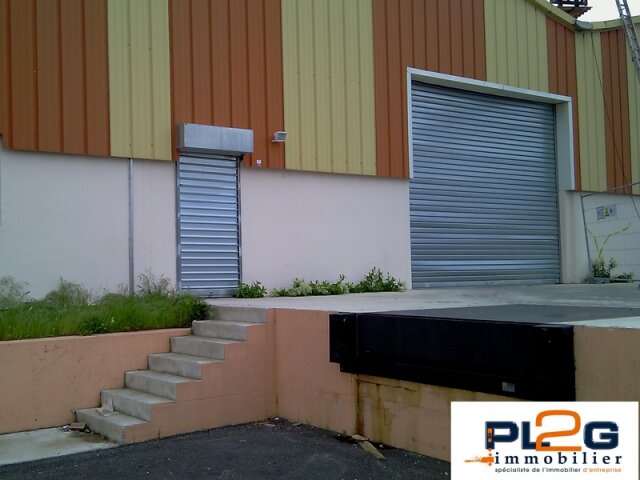 Entrepôt avec quais de chargement à louer secteur Salon à partir de 1500m²