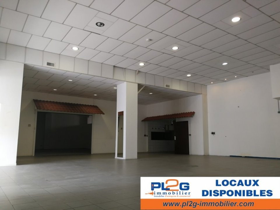 Murs commerciaux libres à Istres 440m² avec parking
