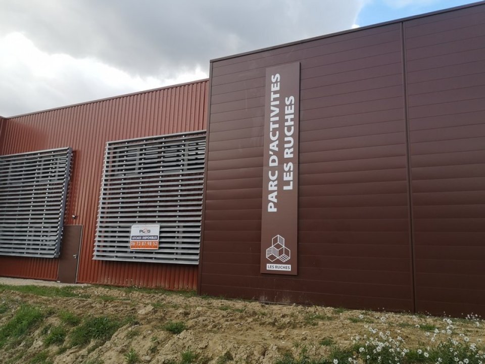 Entrepôt avec bureau d'accompagnement proche Aix