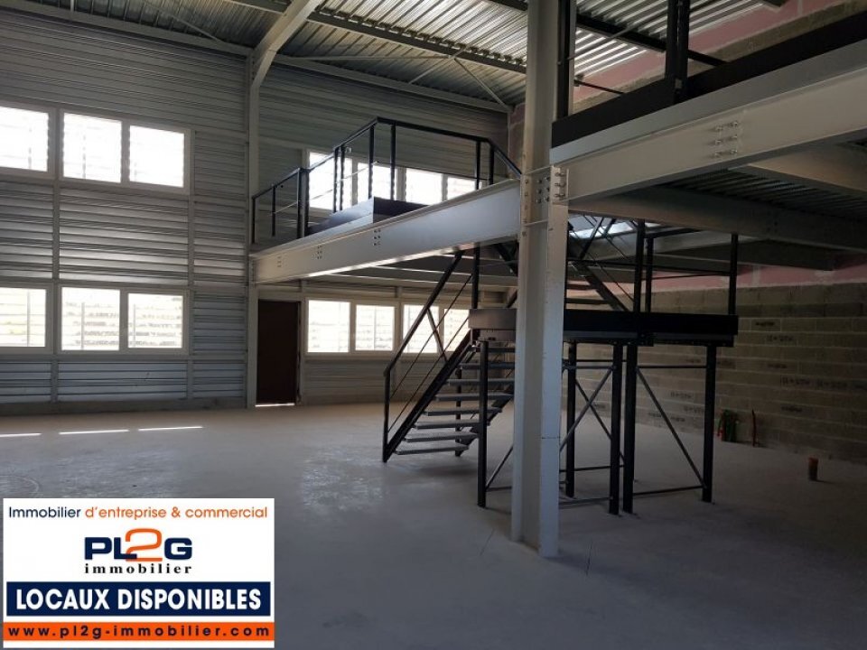 Entrepôt avec bureau d'accompagnement proche Aix