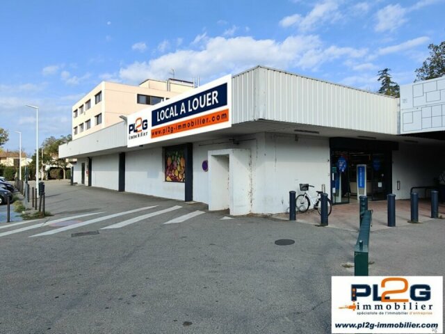 Grand local à louer à Saint Martin de Crau avec parking