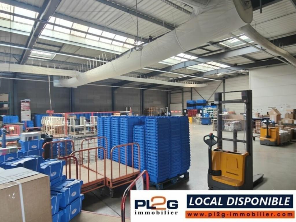 Location entrepôt logistique Fréjus 1700 m² avec quais, proche A8
