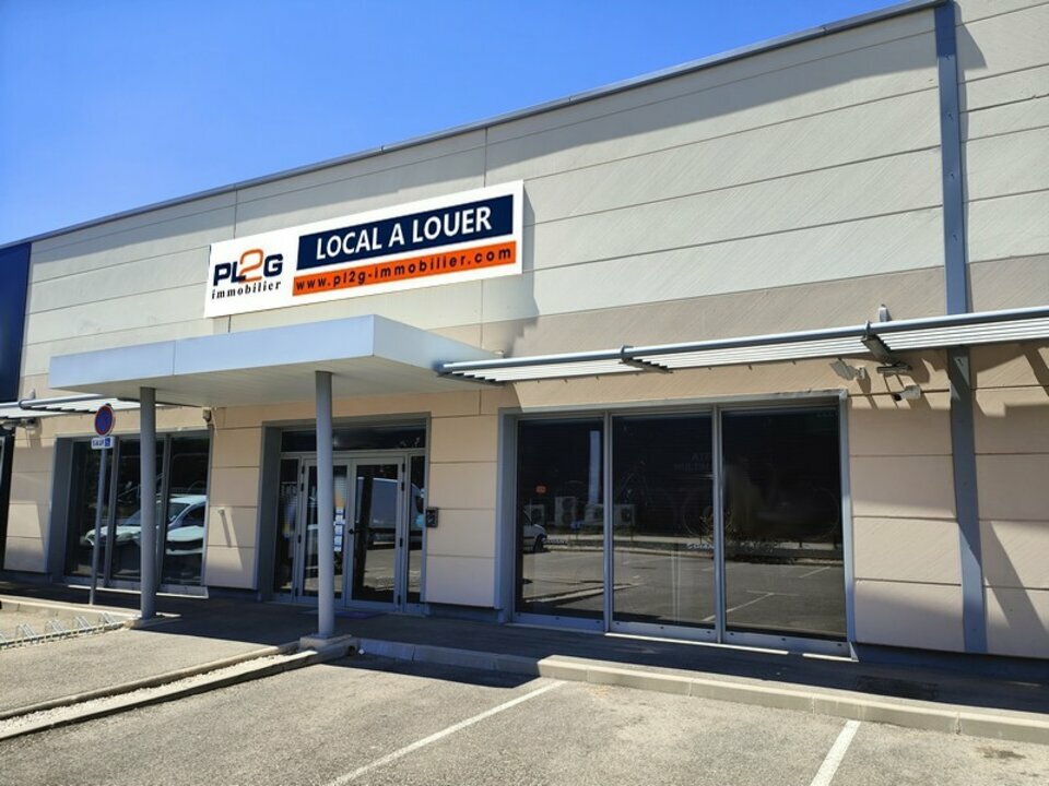 Local commercial 320 m² · à Salon-de-Provence · 320 m² · 4 600 €/mois
