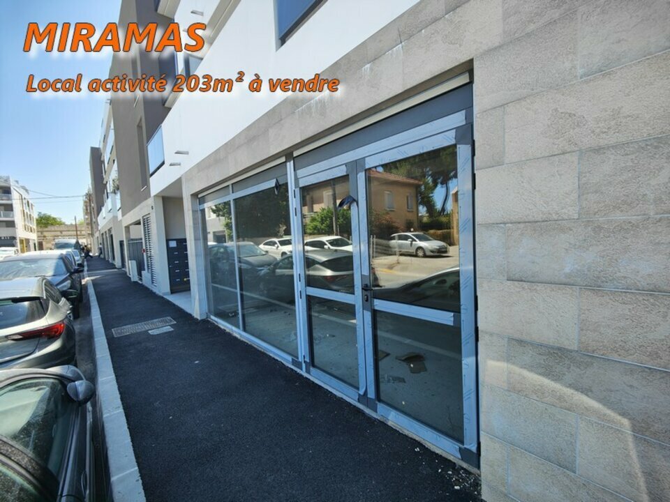 À vendre  Local dactivité de 203 m² à Miramas, centre-ville