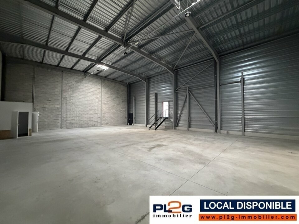 Entrepôt à louer à Signes 435m²