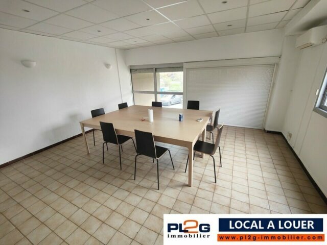 Location entrepôt avec bureaux et parking proche Vitrolles